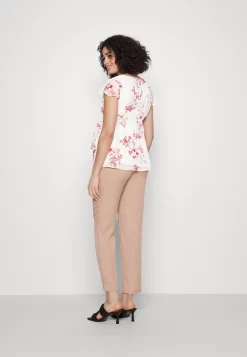 Mama Belt - Blouse - White/Red 8 Mama Belt - Blouse - White/Red -Anna Field 686a29dc191b4a628db46869adaeca93 scaled