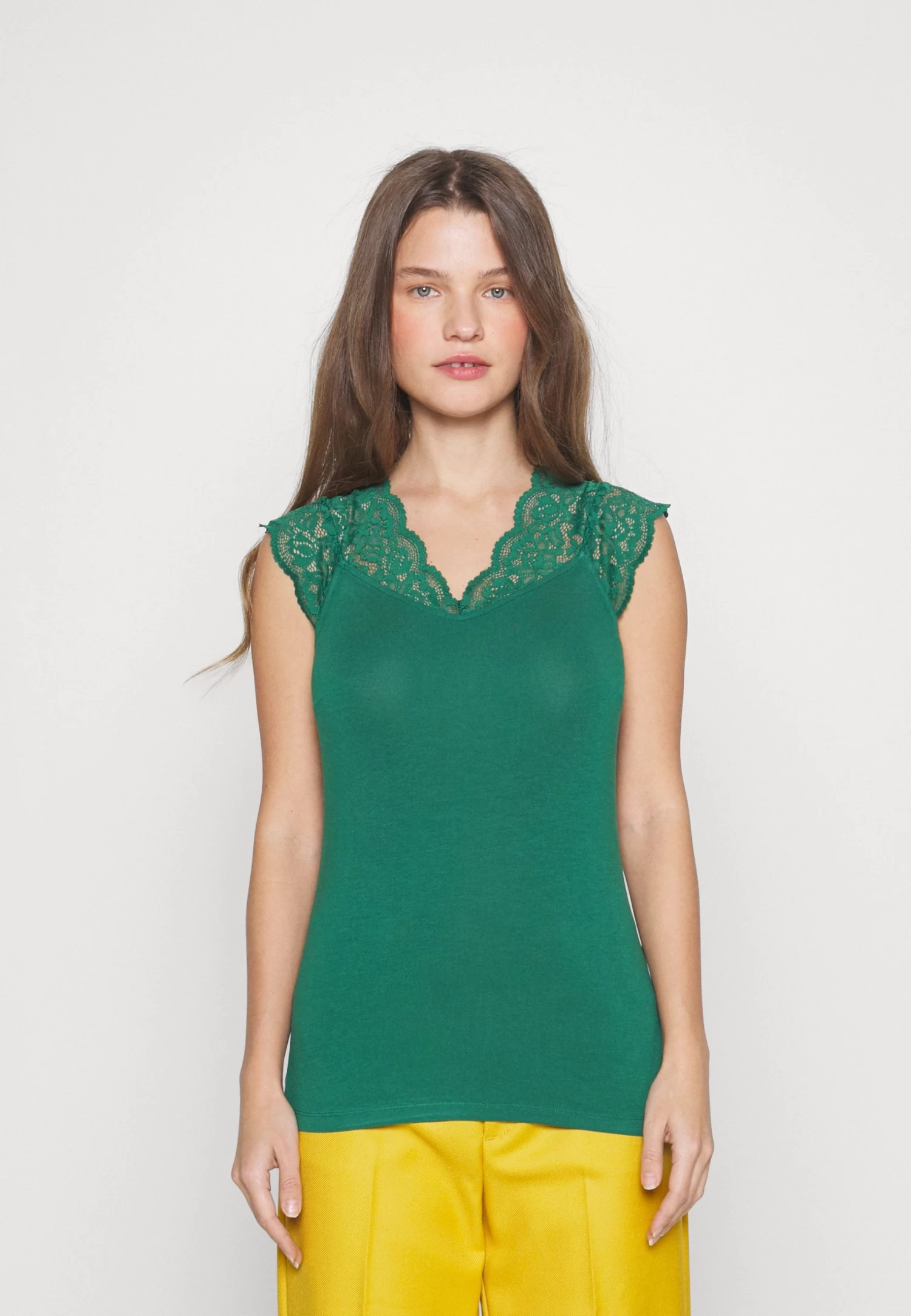 T-Shirt Basic - Dark Green 1 T-Shirt Basic - Dark Green